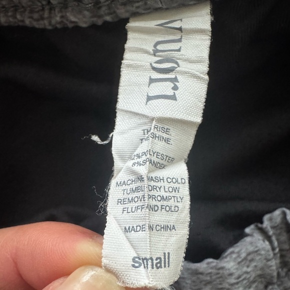 Vuori Clementine Shorts Mid Rise 2" Inseam Camo with Liner Size S - Picture 8 of 8